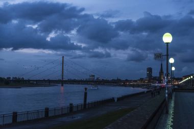 Gece Oberkassel köprüyü Dusseldorf, Almanya