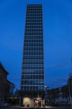 Gece modern ofis gökdelenler Dusseldorf, Almanya