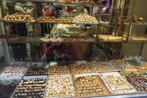 Assortiment van cake'jes in een patisserie — Stockfoto