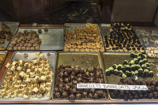 Surtido de panellets en una pastelería —  Fotos de Stock