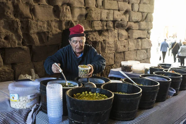 Olijven verkoper in een rommelmarkt van Cardona in Catalonië, Spanje — Stockfoto