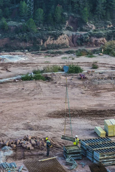 Baustelle mit Arbeitern in Cardona, Katalonien, Spanien — Stockfoto