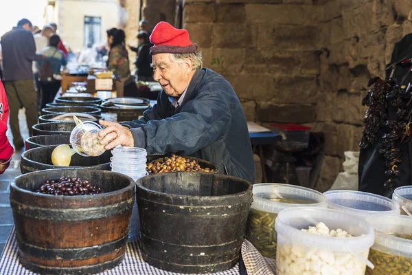 Vendedor de aceitunas en un mercadillo de Cardona en Cataluña, España — Foto de Stock