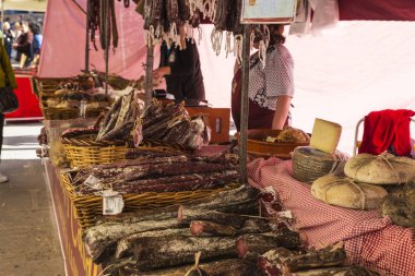 Bit pazarı İspanya sosis ve peynir dükkanında