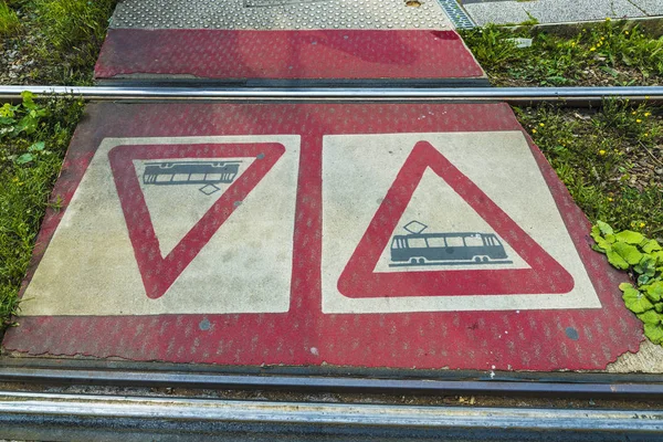 Waarschuwingsbord van passage van een tram in Brussel, België — Stockfoto