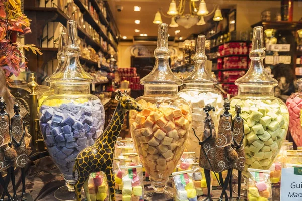 Belgická čokoláda v cukrárně v Bruselu, Belgie — Stock fotografie