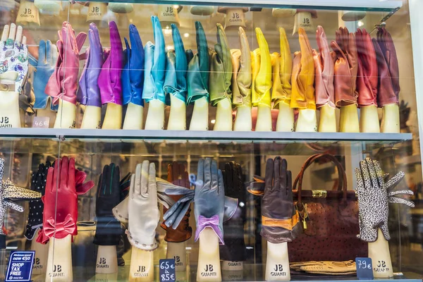 Guantes de colores en una tienda en Bruselas, Bélgica — Foto de Stock