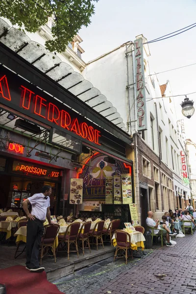 Restaurante y bar en una calle de Bruselas, Bélgica — Foto de Stock