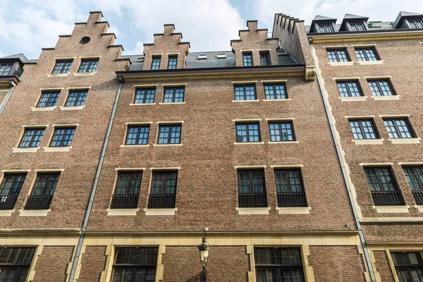 Fasad av klassiska byggnader i Bryssel, Belgien — Stockfoto