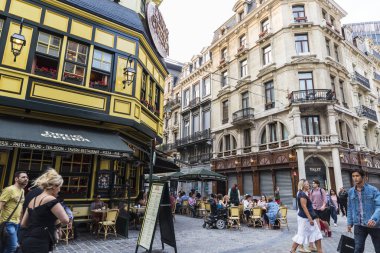 İnsanlar bir barda bir sokakta Brüksel, Belçika