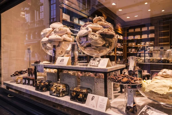 Chocolate belga en una tienda de dulces en Bruselas, Bélgica — Foto de Stock