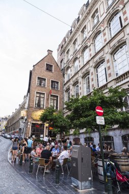 İnsanlar bir barda bir sokakta Brüksel, Belçika