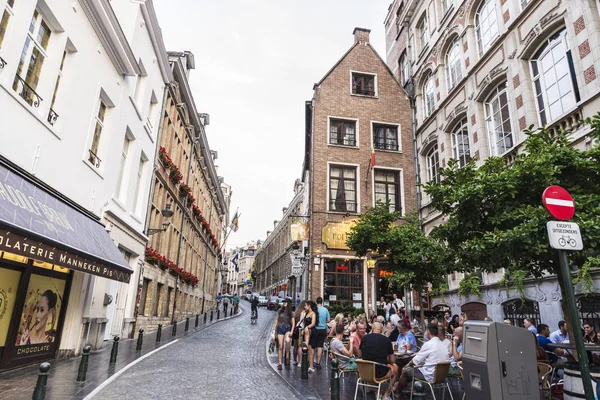 İnsanlar bir barda bir sokakta Brüksel, Belçika — Stok fotoğraf