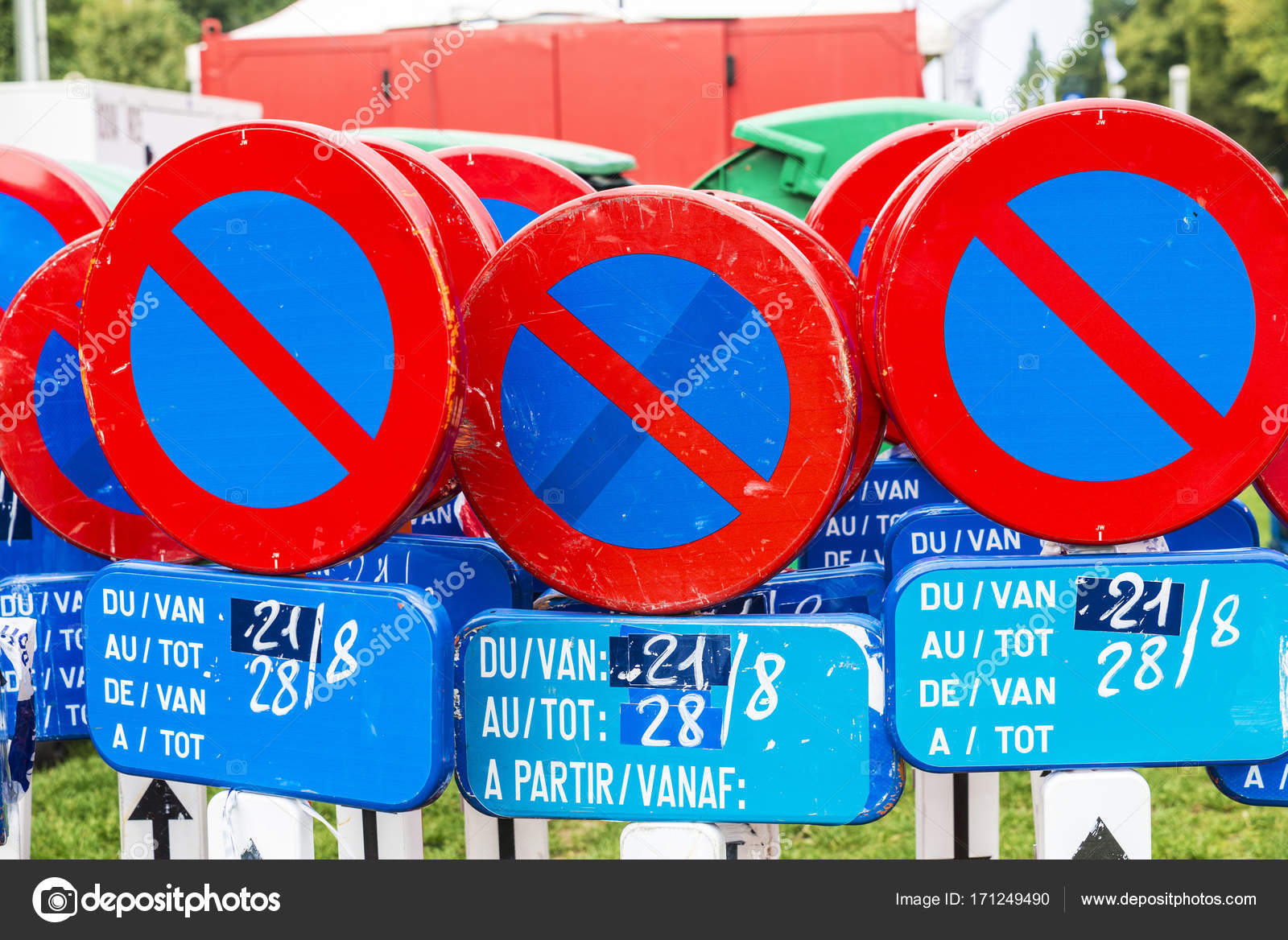 Traffic signs prohibiting parking in Brussels, Belgium — Stock Photo © J2R 171249490