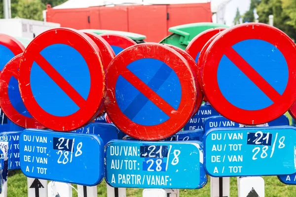 Segnali stradali che vietano il parcheggio a Bruxelles, Belgio — Foto Stock