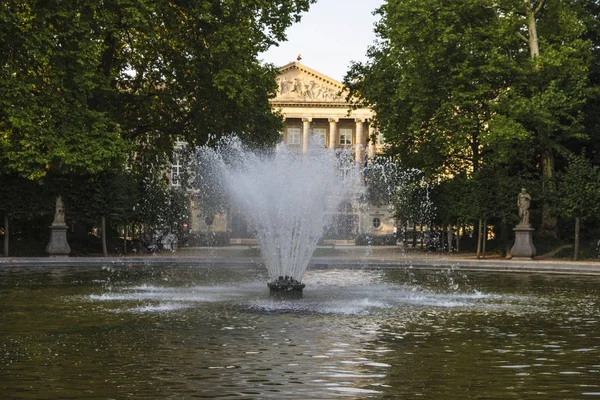 Fuente en un parque público en Bruselas, Bélgica — Foto de Stock
