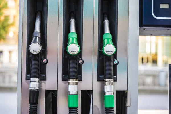 Mangueras de gasolina y diesel en una gasolinera en Bruselas, Bélgica —  Fotos de Stock
