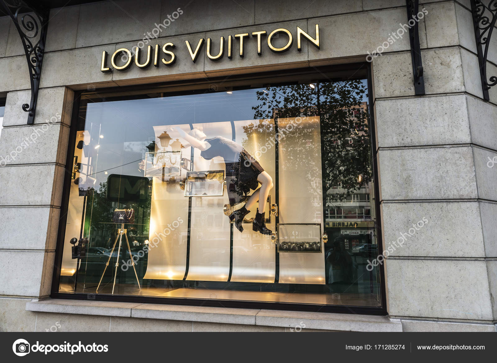 Louis Vuitton winkel in Brussel, België – Redactionele stockfoto © J2R #171285274
