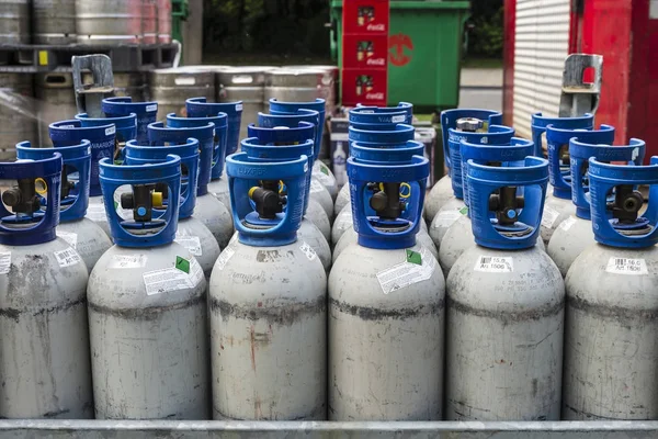 Cilindros de gás refrigerante sob pressão prontos para transporte — Fotografia de Stock