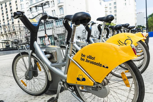 Una fila de bicicletas de alquiler en Bruselas, Bélgica — Foto de Stock