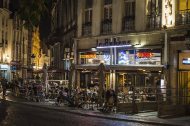 Barlar ve restoranlar, gece Brüksel, Belgiu sokak dolu