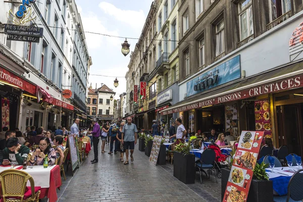 Calle llena de bares y restaurantes en Bruselas, Bélgica — Foto de Stock