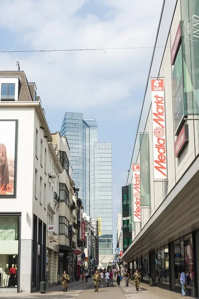 Tři vojáci hlídkují v Bruselu, Belgie — Stock fotografie