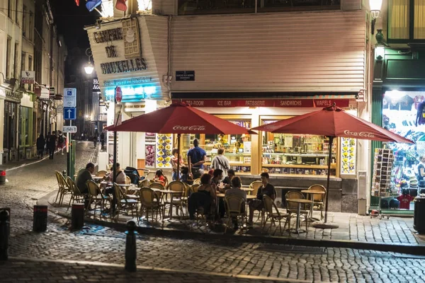 Rua com bar ou restaurante à noite em Bruxelas, Bélgica — Fotografia de Stock