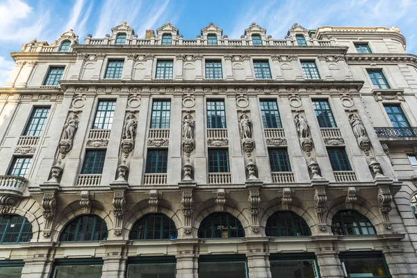 Fassade klassischer Gebäude in Brüssel, Belgien — Stockfoto