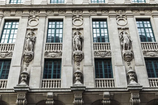 Fachada de edificios clásicos en Bruselas, Bélgica — Foto de Stock