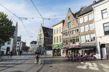 İnsanlar bir barda bir sokakta Ghent, Belçika