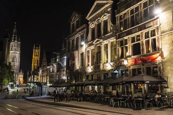 Persone in un bar di notte a Gand, Belgio — Foto Stock