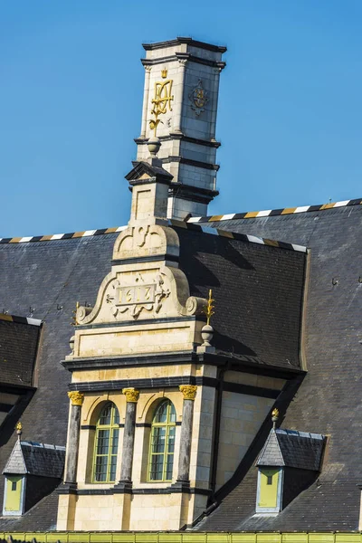 Ventana en el techo de una antigua casa medieval —  Fotos de Stock