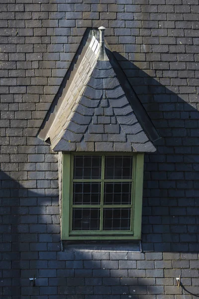 Eski bir ortaçağ ev çatı penceresi — Stok fotoğraf