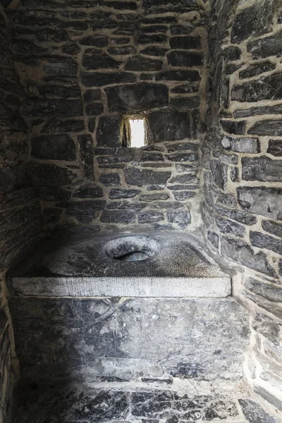 Latrine in der mittelalterlichen Burg von Gravensteen in Gent, Belgien — Stockfoto