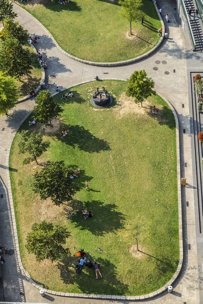 Bovenaanzicht van mensen in een park in Gent, België — Stockfoto