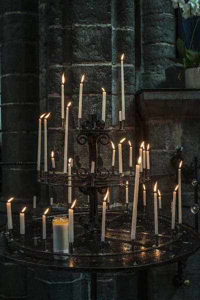 Świece w kościele w Gandawie, Belgia — Zdjęcie stockowe