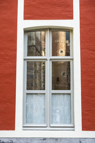 Okna stare klasycznych budynku położonym w Gandawie, Belgia — Zdjęcie stockowe
