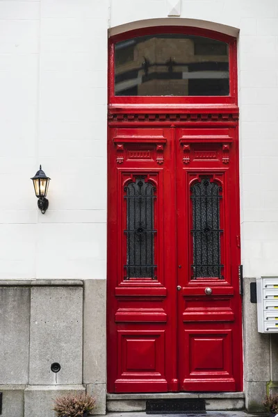 Ghent, Belçika'bina eski bir klasik kırmızı kapı — Stok fotoğraf