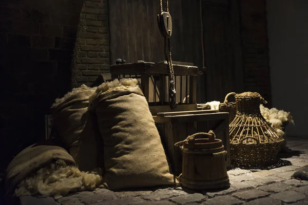 Lebensmittel in Säcken und Körben in einem mittelalterlichen Lagerhaus — Stockfoto