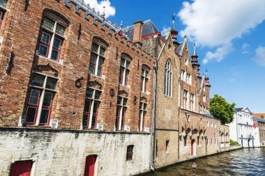 Bruges, Belçika için bir kanal boyunca eski evleri