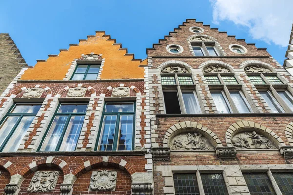 Bâtiments historiques anciens dans la ville médiévale de Bruges, Belgique — Photo