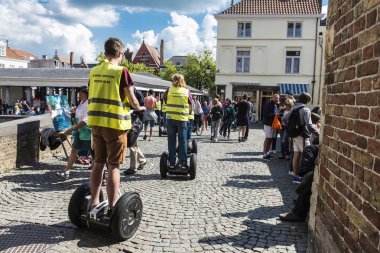 Turistler bir Segway tur Bruges, Belçika