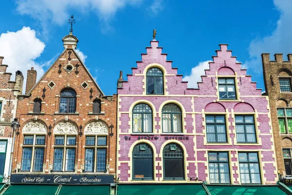 Old houses in the Grote Markt in Bruges, Belgium — Stock Photo, Image