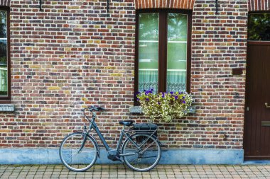 Bruges, Belçika'daki bir sokakta park edilmiş Elektrikli bisiklet