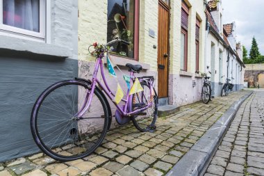 Bruges, Belçika'daki bir sokakta üç eski Bisiklet park
