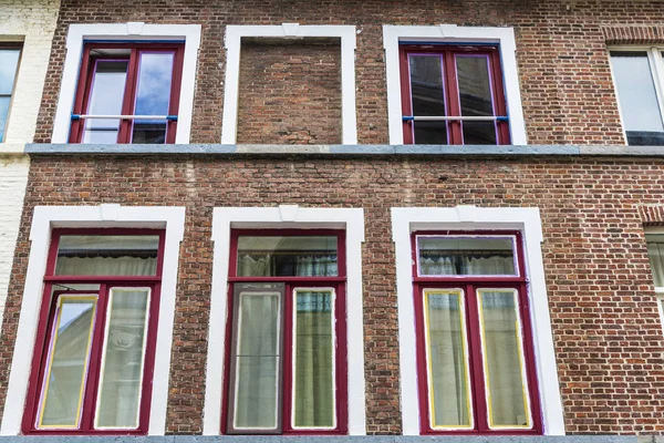 比利时布鲁日一座古老古典建筑的窗户 — 图库照片