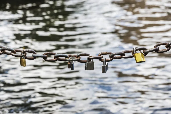 Hangsloten gekoppeld aan een ketting als een teken van liefde — Stockfoto