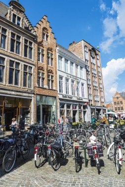 Bir sürü park edilmiş Bisiklet Bruges, Belçika