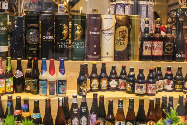 Mostra de uma loja de cerveja e licor em Bruges, Bélgica — Fotografia de Stock